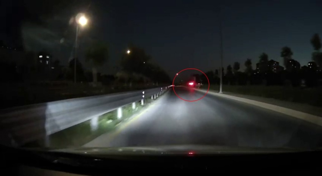 Beylikdüzünde aracıyla tehlikeli hareketler yapan maganda boş arsaya uçtu