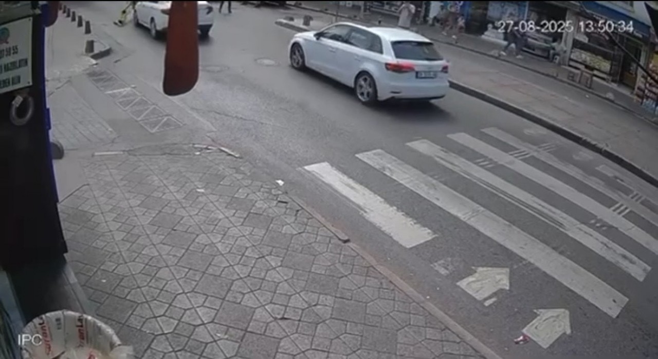 Beyoğlunda otomobilin dede ve torununa çarptığı kaza kamerada