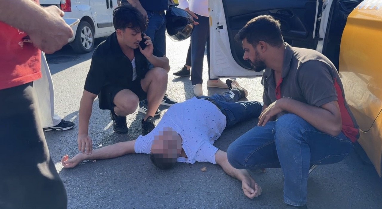 Beyoğlunda taksici baygınlık geçirdi: Vatandaşlar başından ayrılmadı