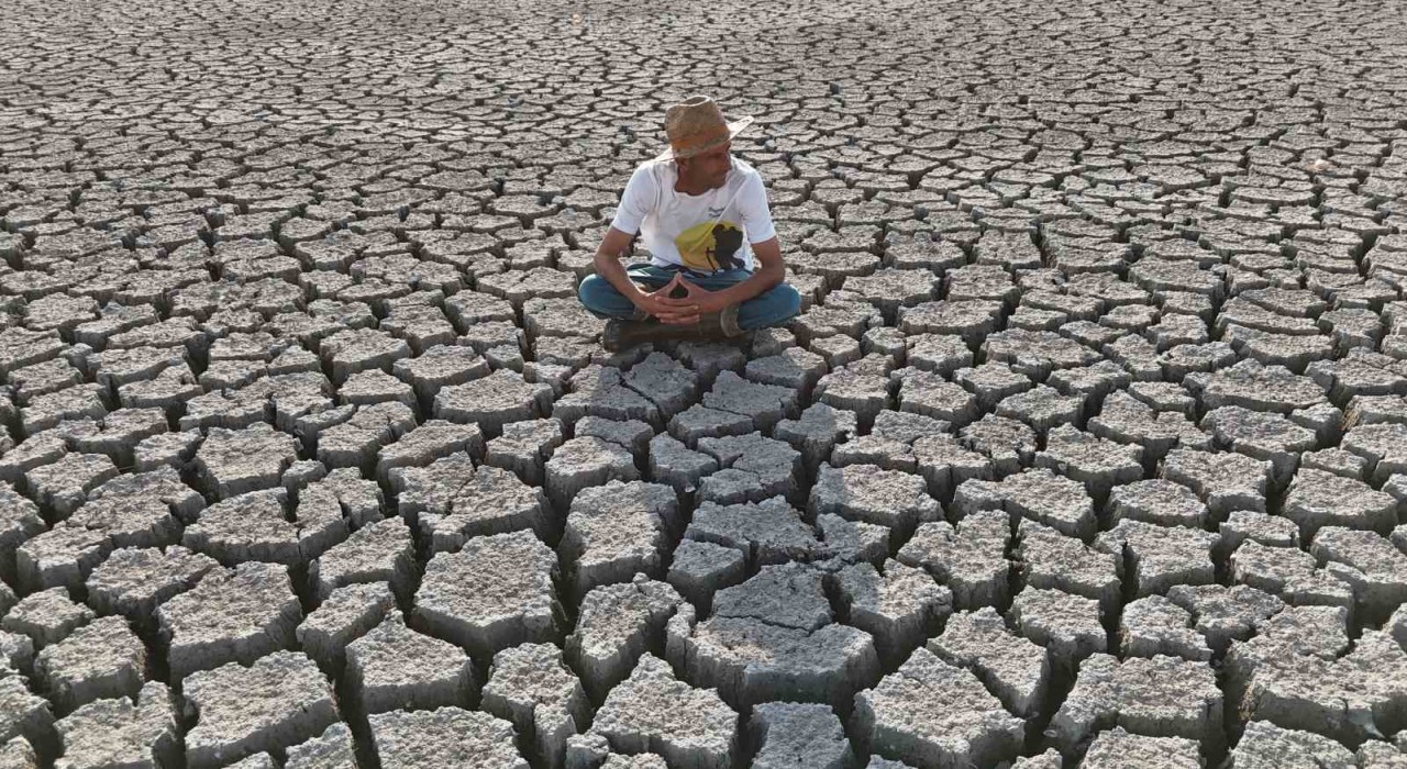 Beyşehir Gölünde sular çekilince adalara motorla ve yürüyerek yolculuk başladı