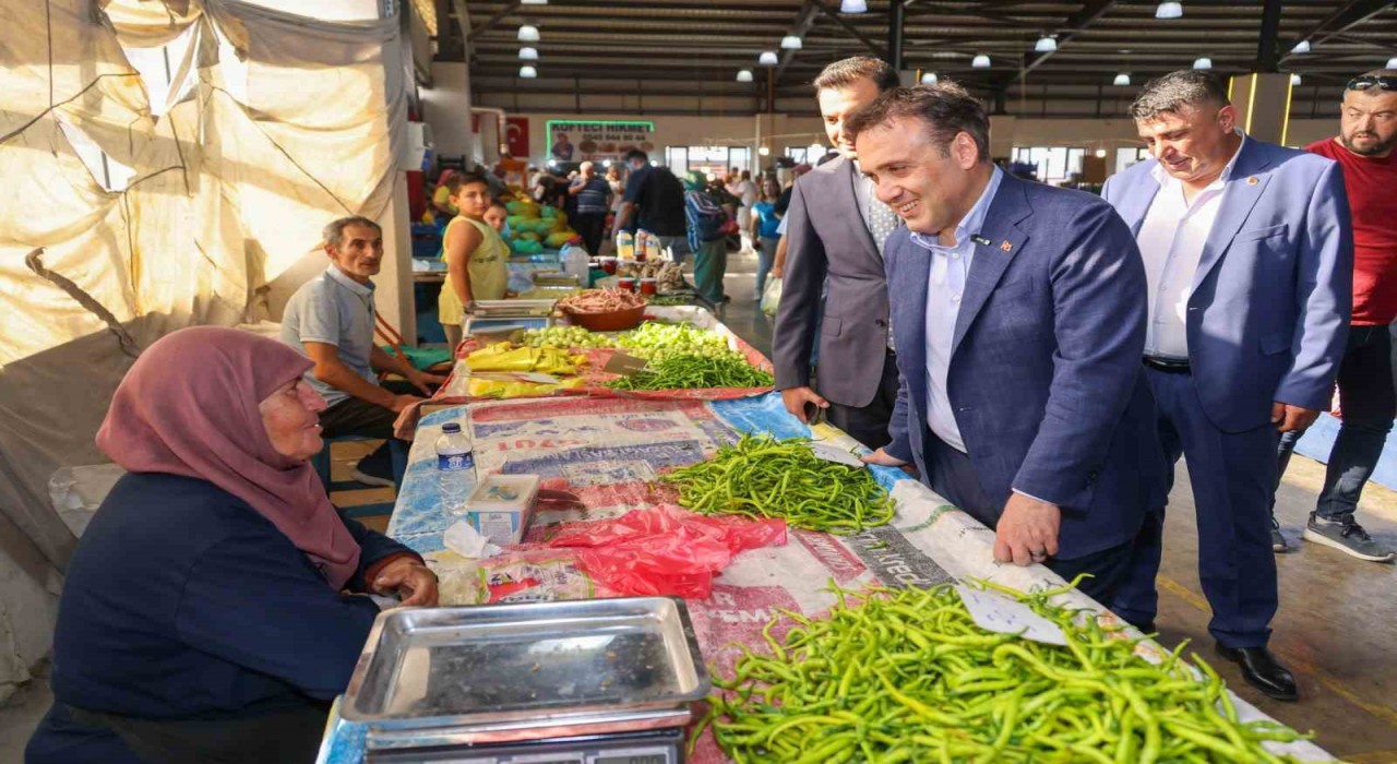 Bilecik Valisi Faik Oktay Sözer, Söğüt Perşembe Pazarında esnafla buluştu