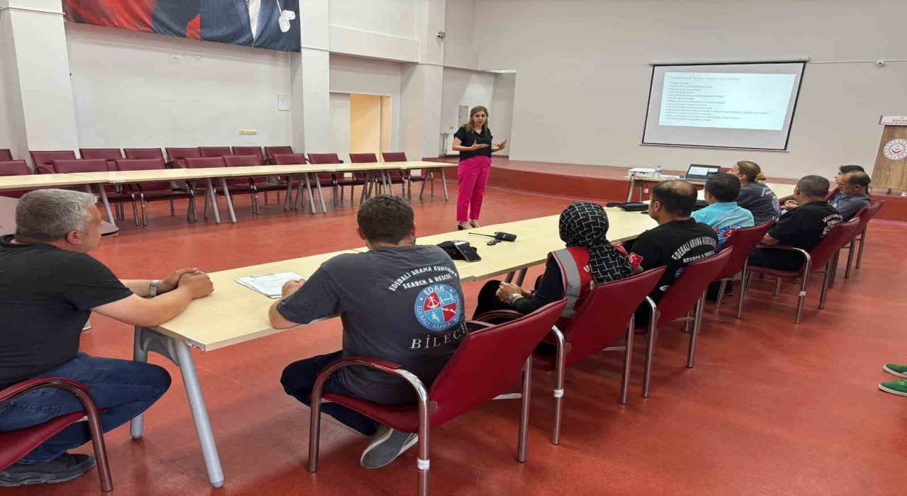 Bilecikte arama kurtarma gönüllülerine psikososyal destek eğitimi verildi