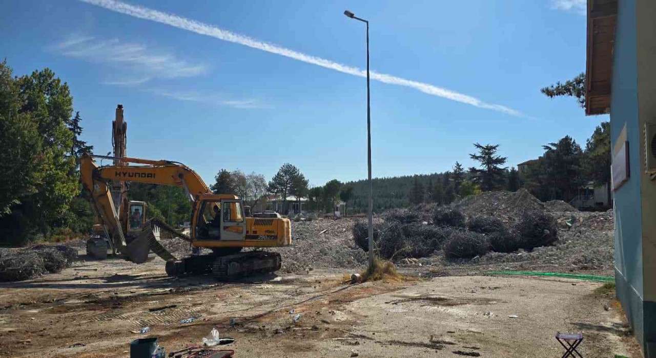 Bilecikte eski devlet hastanesi yıkıldı