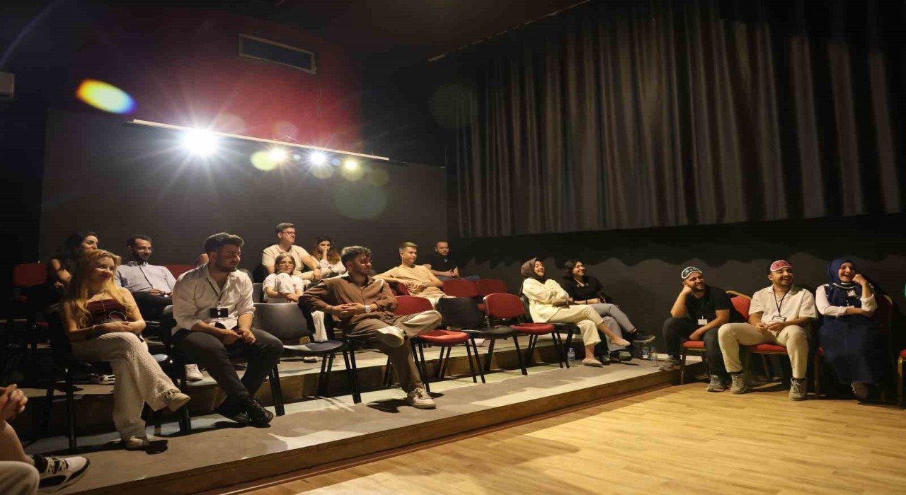 Bilet alan seyirci, bu kez oyuna dahil oldu