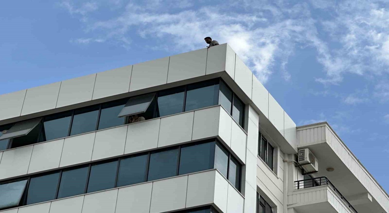 Binanın tepesinden atlamak isteyen şahıs ikna edilerek indirildi