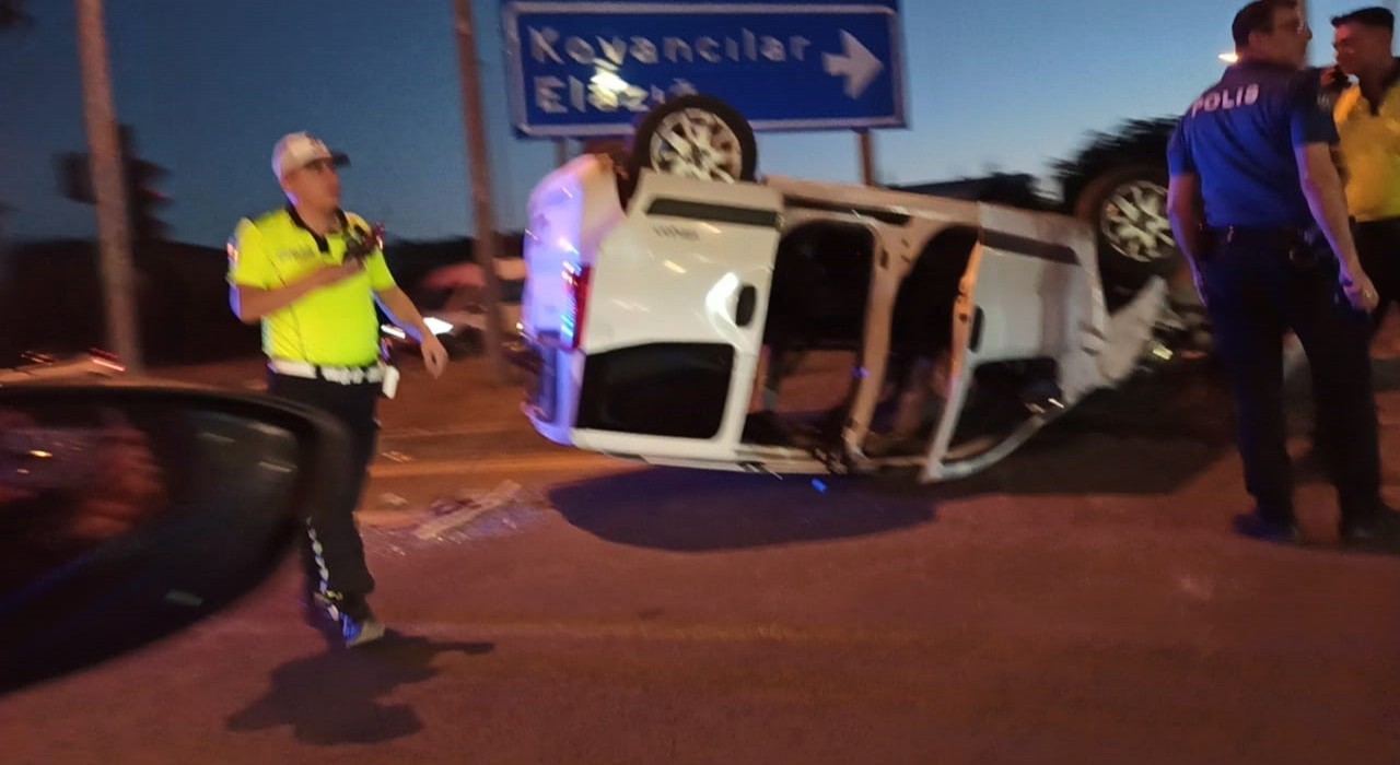 Bingölde hafif ticari araç ters döndü: 1 yaralı