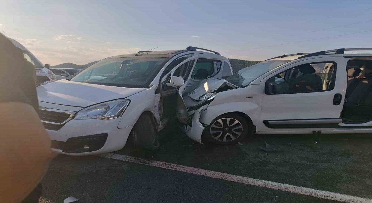 Bingölde iki hafif ticari araç çarpıştı: 11 yaralı
