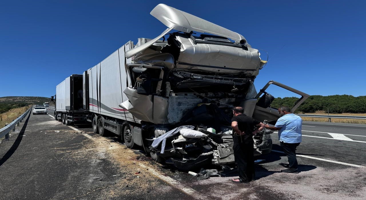 Tırın Kamyona Çarptığı Kazada Sürücü Öldü