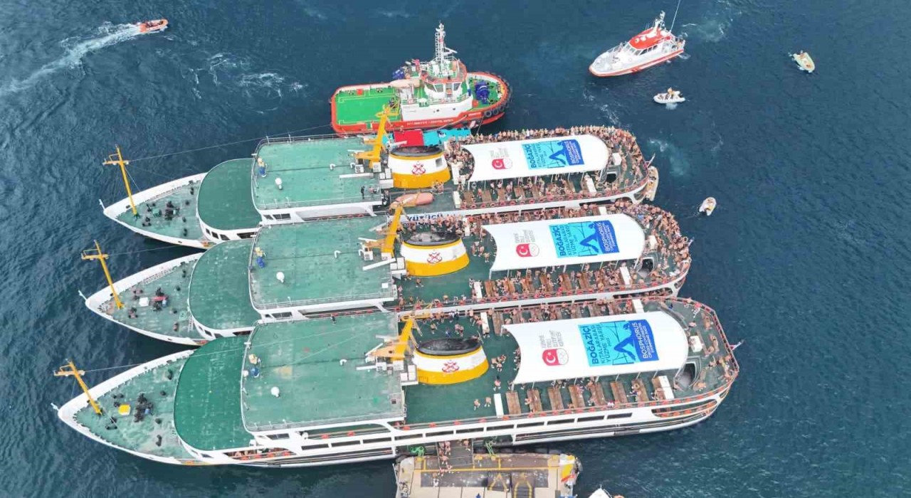 Binlerce yüzücü 37. Boğaziçi Kıtalararası Yüzme Yarışında kıtaları birleştirdi