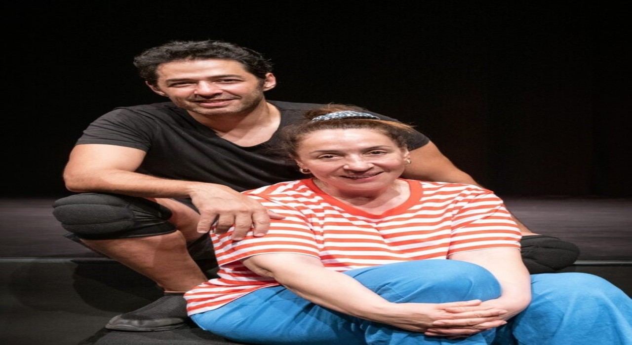 Binnur Kaya ve Mert Fırat, Açık Aile oyununu sahneleyecek