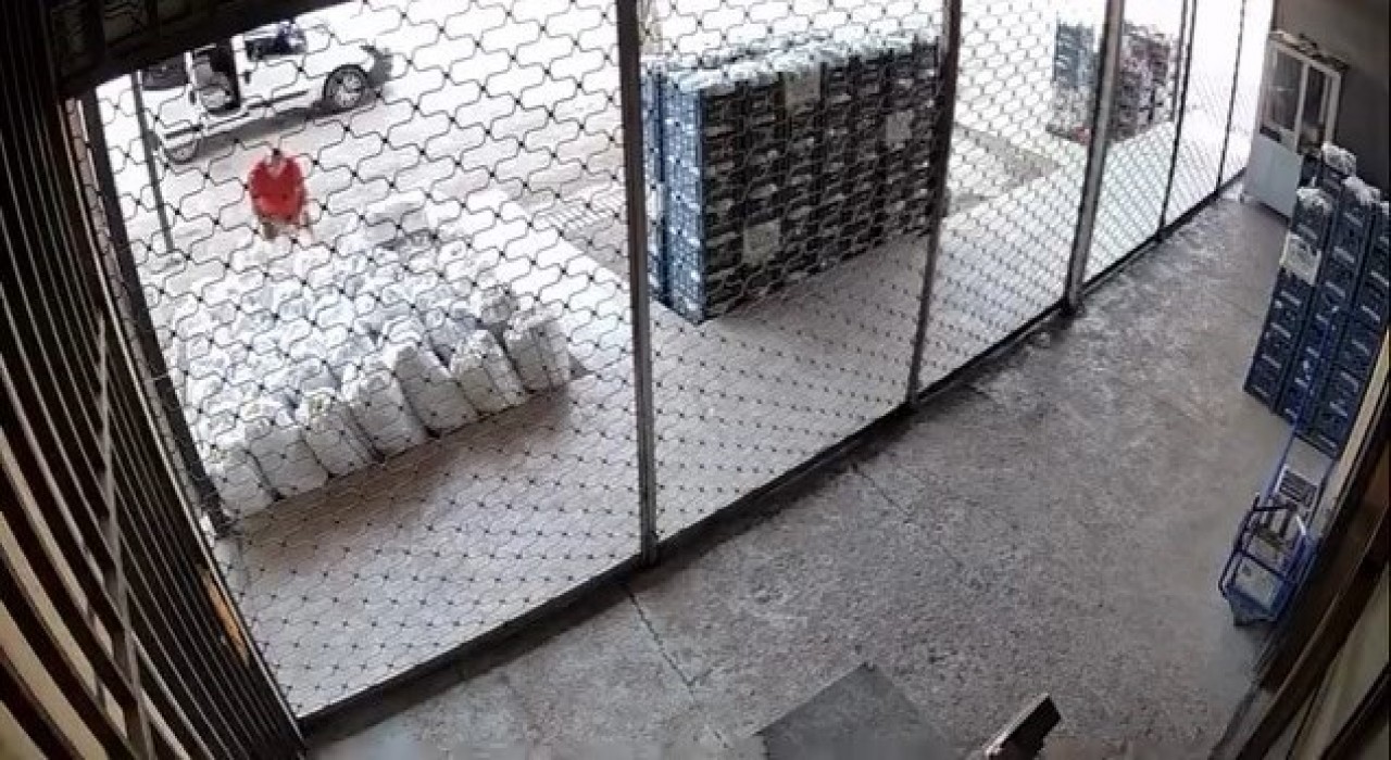 Bir çuval sebzeyi arabasına atıp gitti: O anlar kamerada