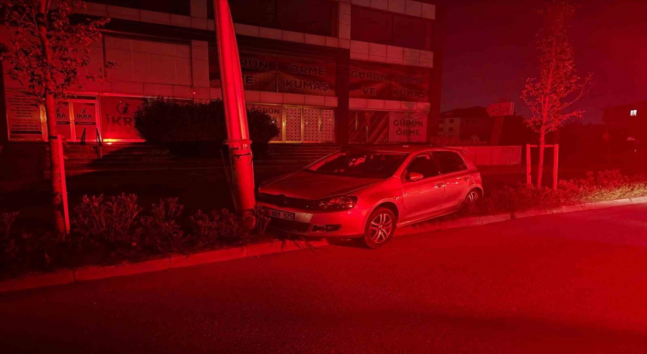 Bir hafta içinde aynı yerde ikinci kaza: Elektrik direğine çarptı
