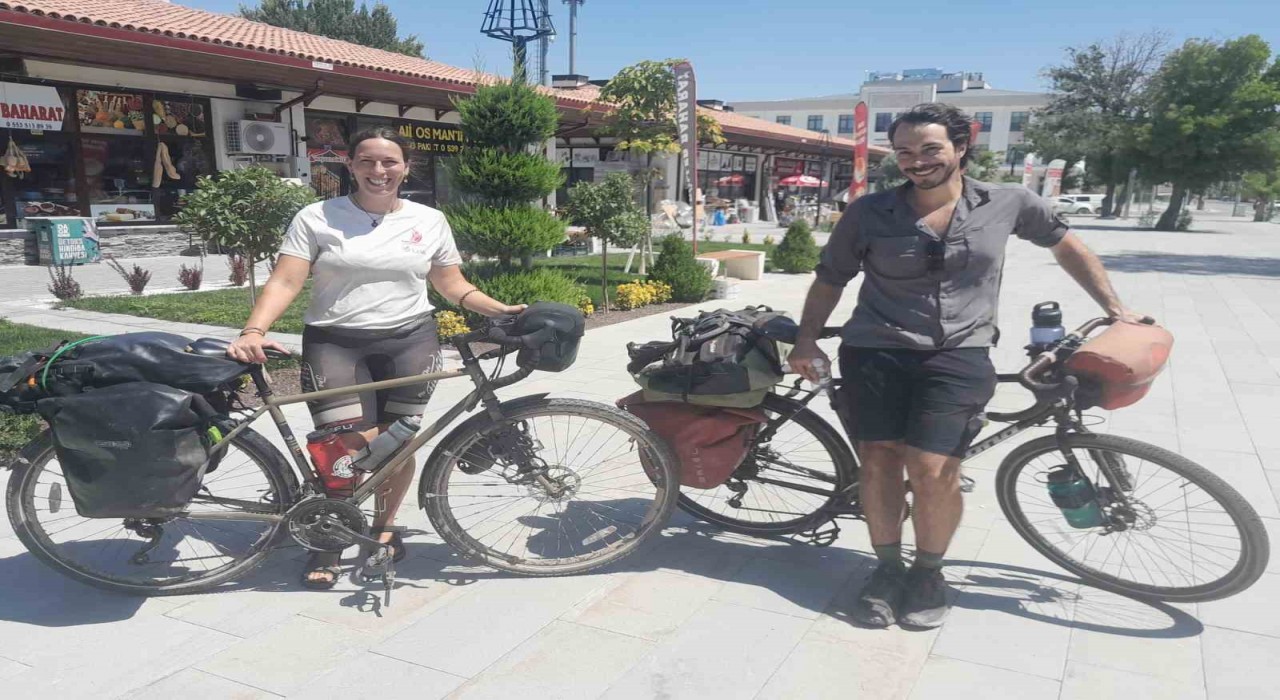 Bisikletleriyle Türkiye turu yapan Kanadalı ikili Karapınarda