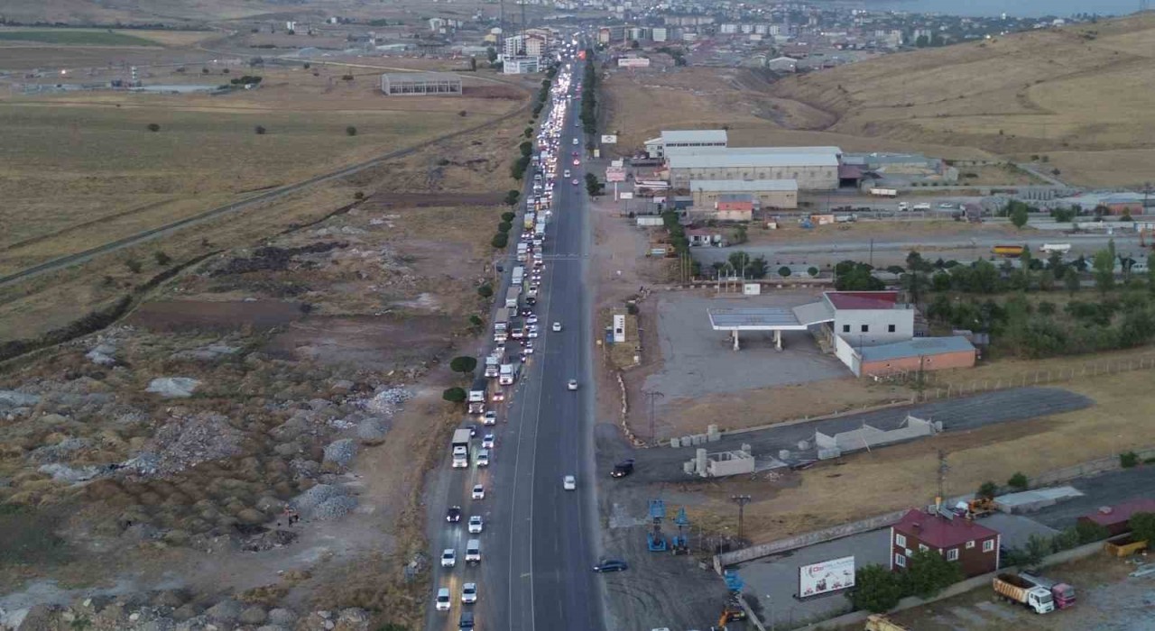 Bitlis-Tatvan kara yolunda kilometrelerce araç kuyruğu oluştu
