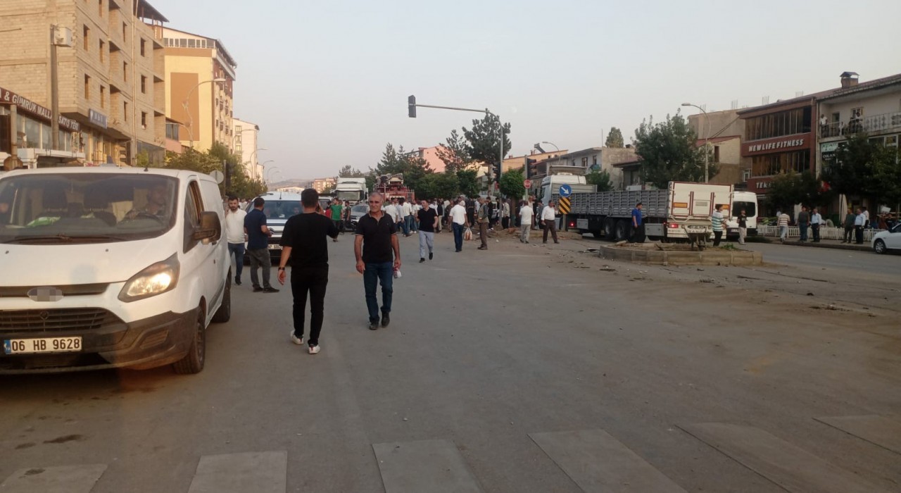 Bitliste freni boşalan tır, 8 aracı kullanılmaz hale getirdi