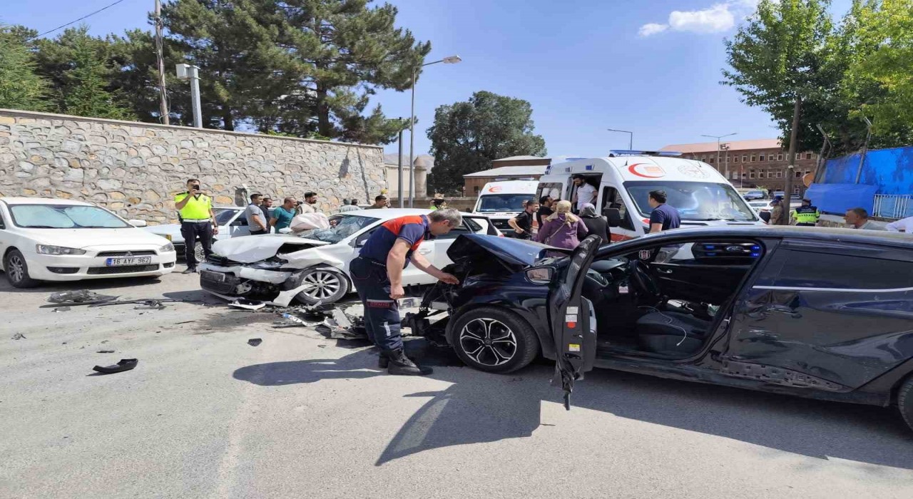 Bitliste otomobiller çarpıştı: 10 yaralı