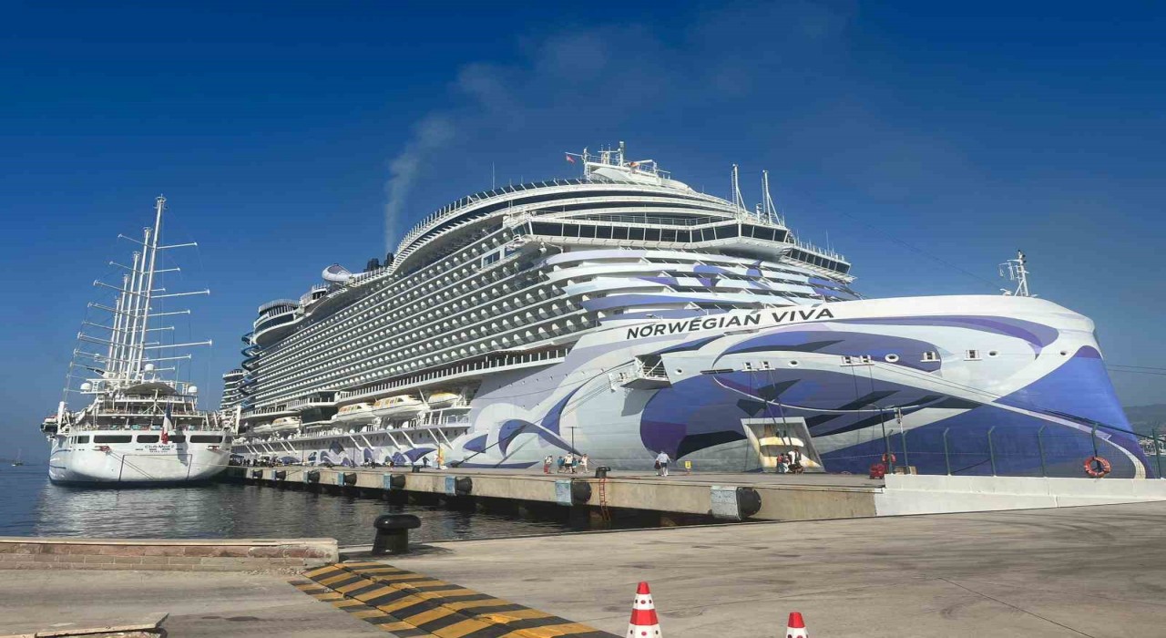 Bodruma 2 yolcu gemisi demirledi