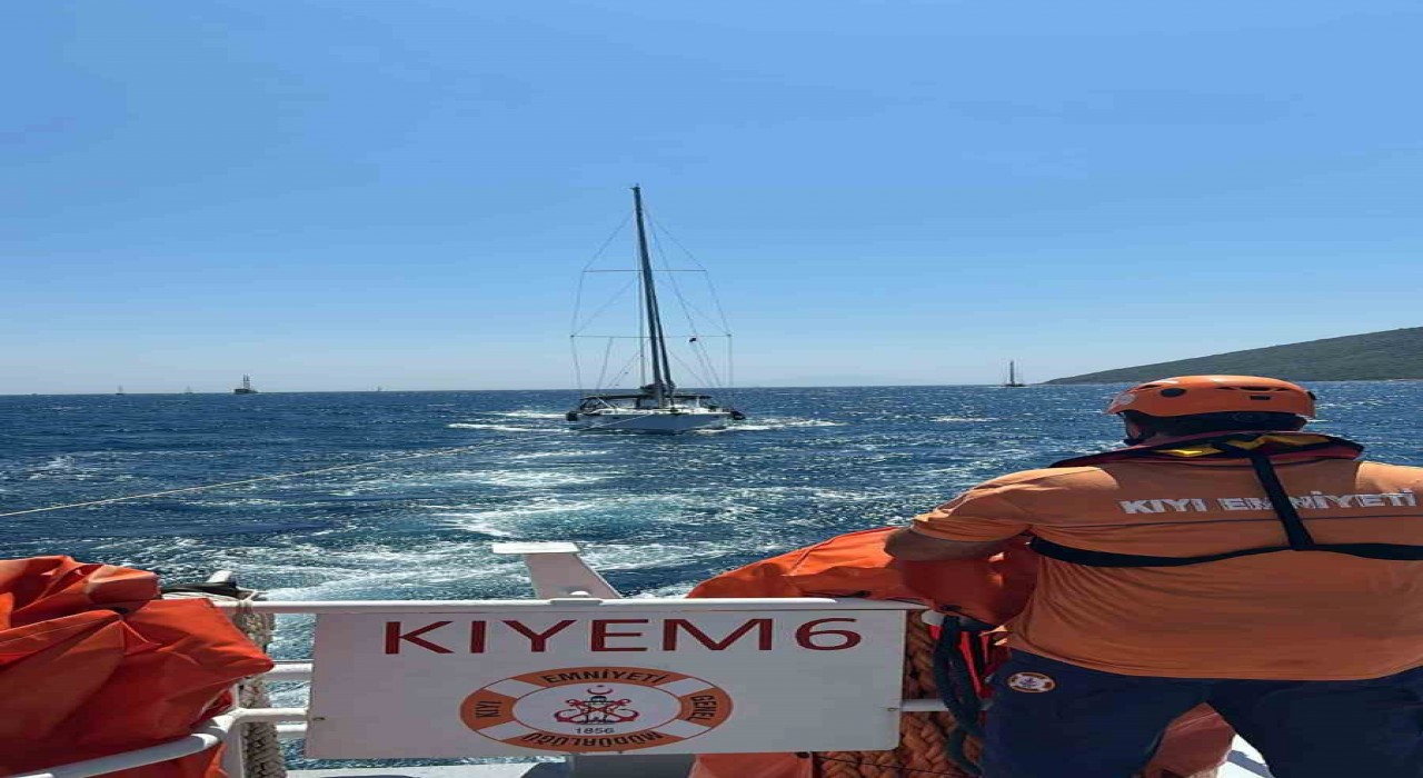 Bodrumda arızalanan ve açık denizde sürüklenen tekne kurtarıldı