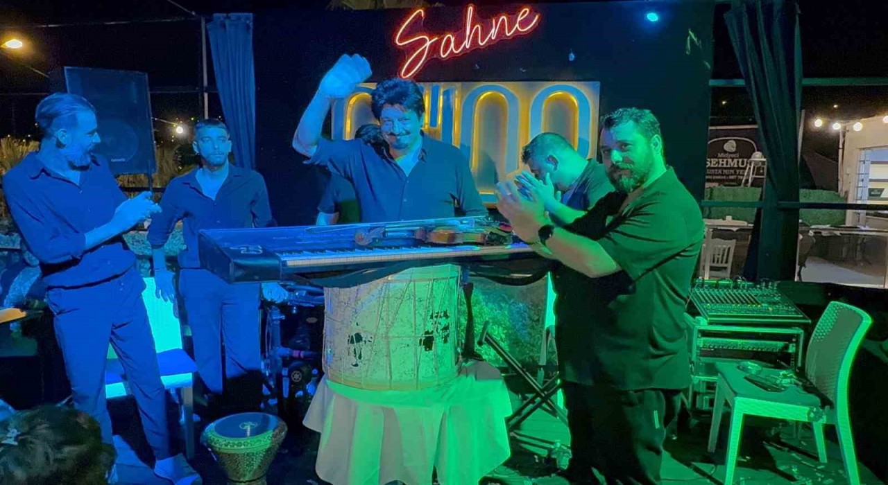 Bodrumda sanatçı baskılara dayanamayıp davulunu kırarak sahneyi bıraktı