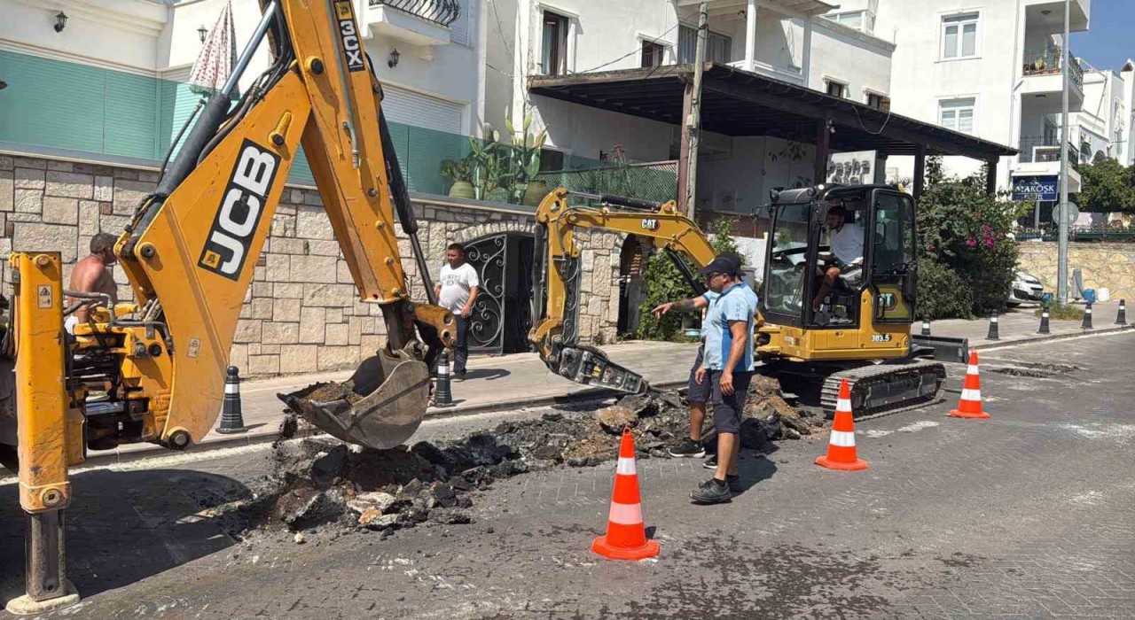 Bodrumda su hattı patladı, işyeri ve depo sular altında kaldı