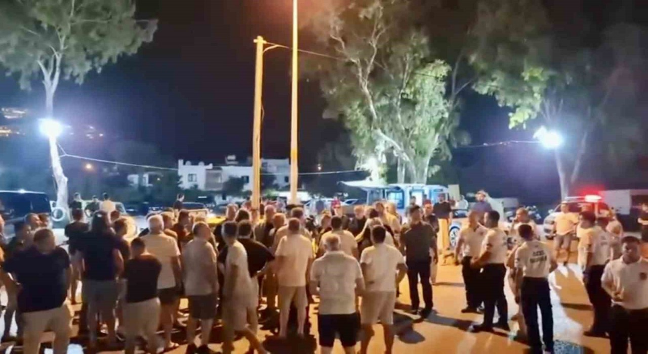 Bodrumda taksicilerle VIP minibüsçüler birbirine girdi: 150 taksici caddeyi trafiğe kapattı