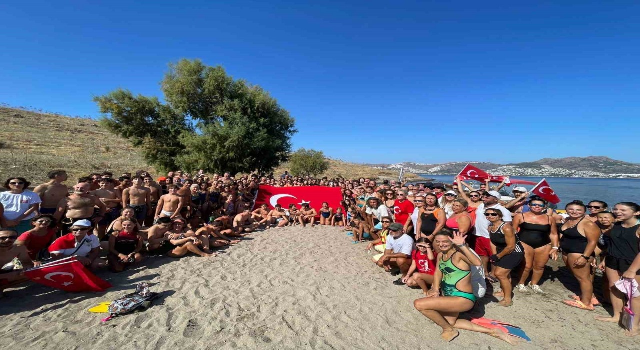Bodrumdan adaya yüzerek Zafer Bayramını kutladılar