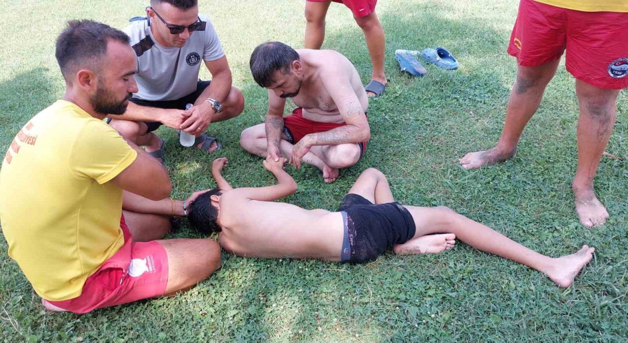 Boğulma tehlikesi geçiren çocuğu babası kurtardı