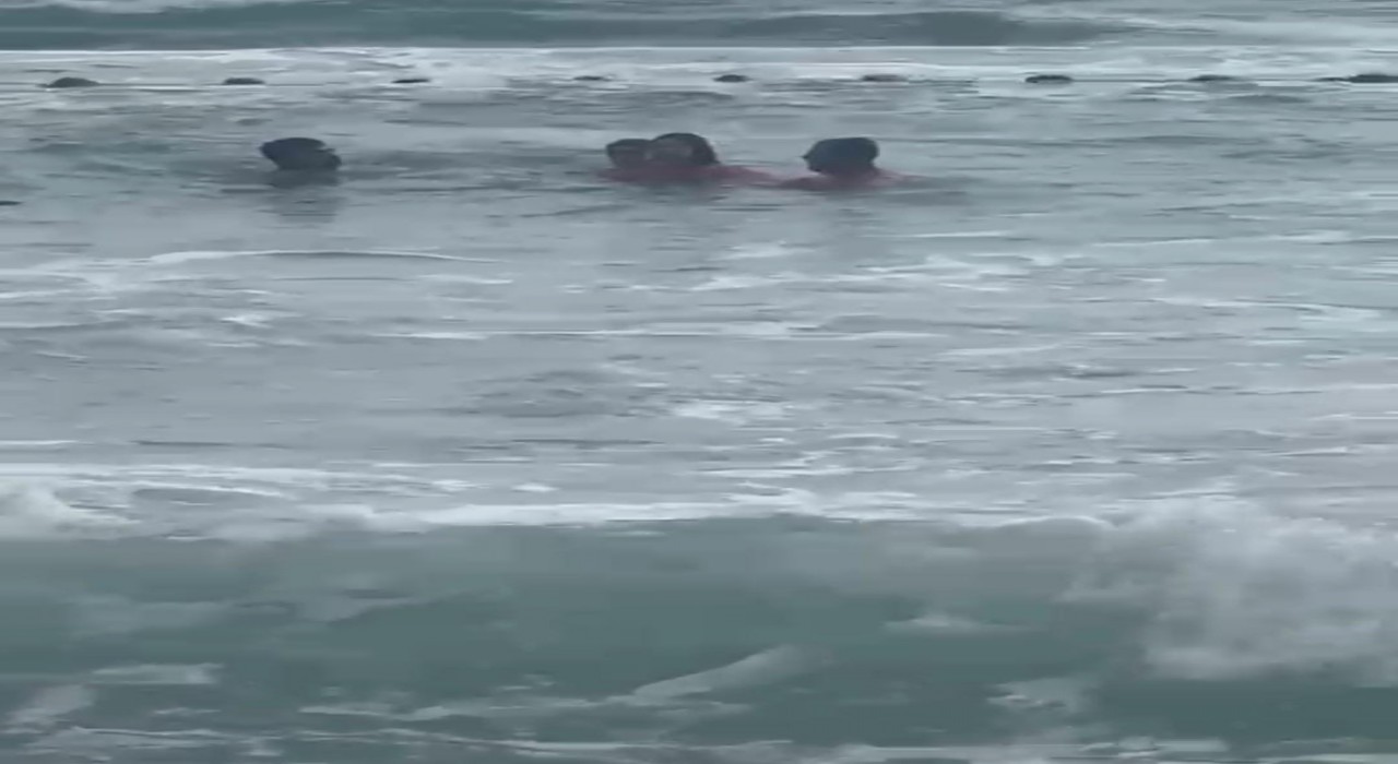 Boğulma tehlikesi yaşayan 2 kız çocuğunun kurtarılma anları kamerada