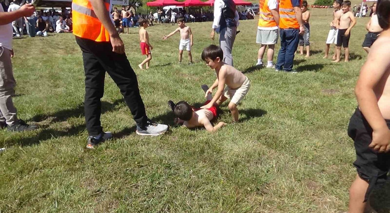 Bölgenin son Hacet Bayramında miniklerin güreşleri eğlenceli anlara sahne oldu