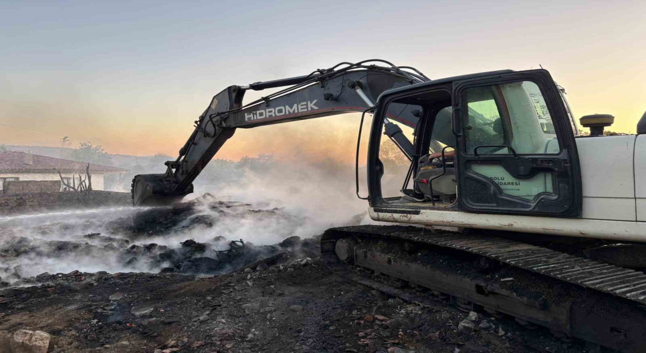 Boluda alevler önüne gelen yapıyı küle çevirdi: 3 ev, 2 ahır, 2 samanlık yandı