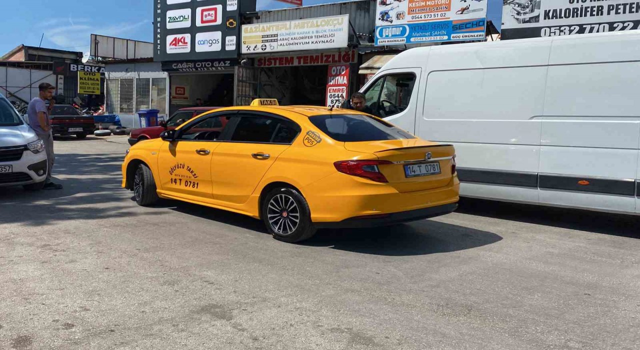 Boluda alkollü yolcu, taksi şoförüne kurusıkı silah çekti