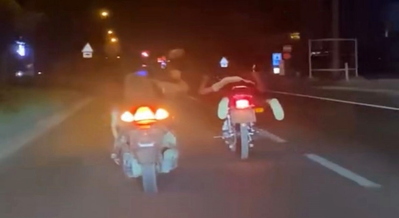 Boluda D-100de motosikletin üstünde yatarak tehlikeli yolculuk yapan magandalar kamerada