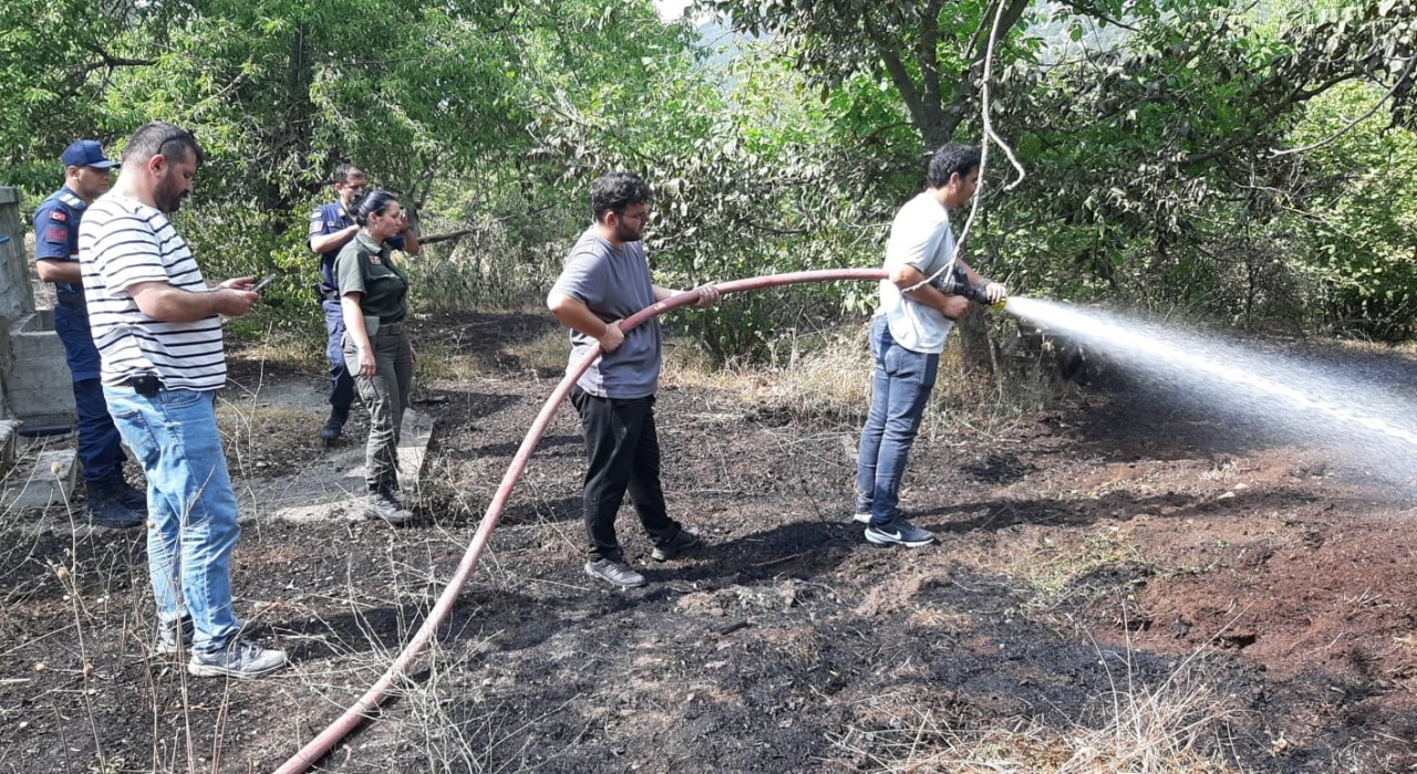 Boluda facianın eşiğinden dönüldü: Tarlada çıkan yangın, eve ve ormana sıçramadan söndürüldü