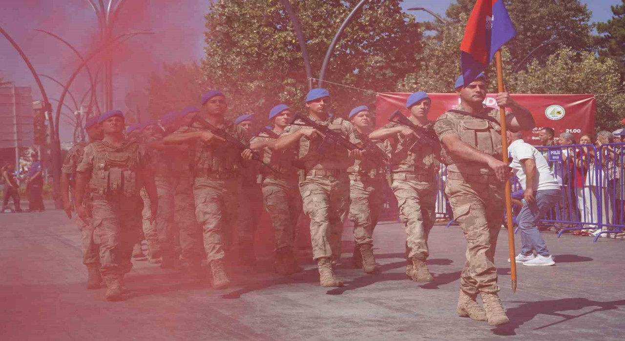 Boluda komandolar, Zafer Bayramında caddeyi coşkuyla inletti