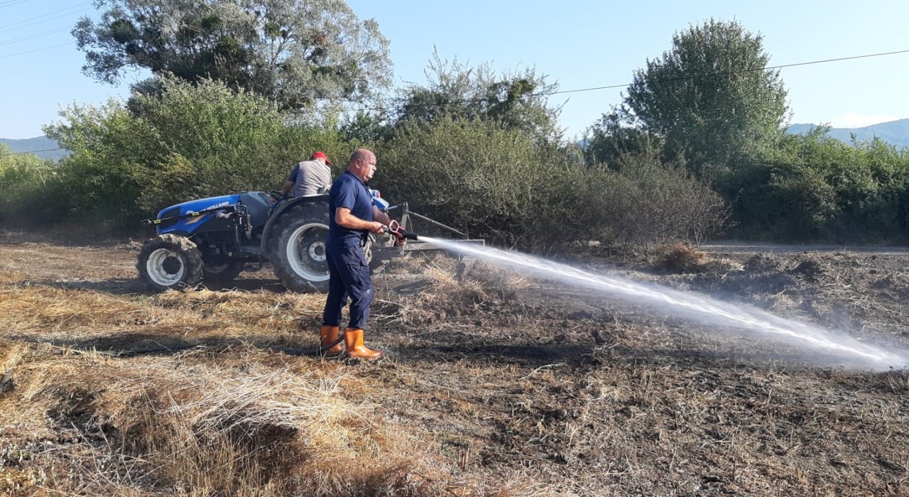 Boluda otluk alandaki yangın büyümeden söndürüldü: Su şişeleriyle müdahale ettiler