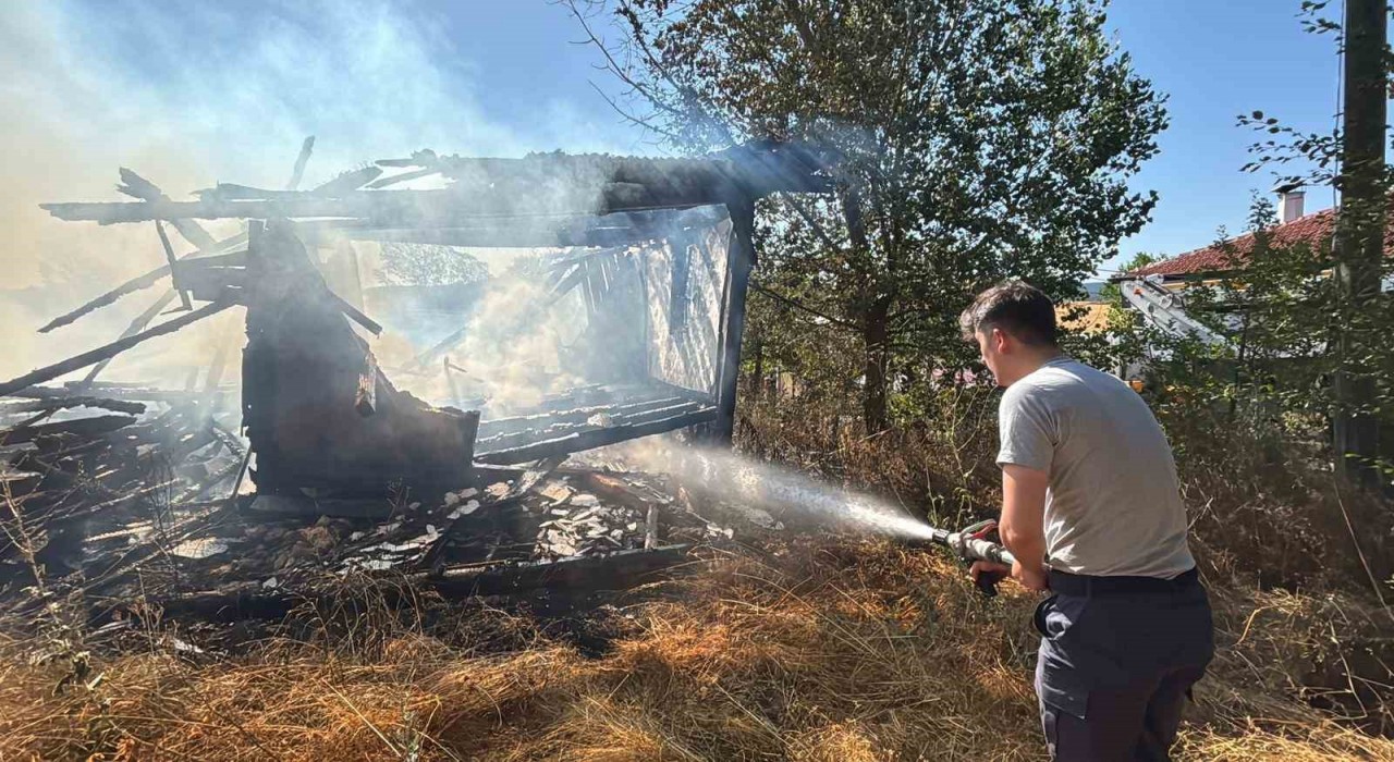 Boluda otluk arazide çıkan yangın 2 katlı evi küle çevirdi