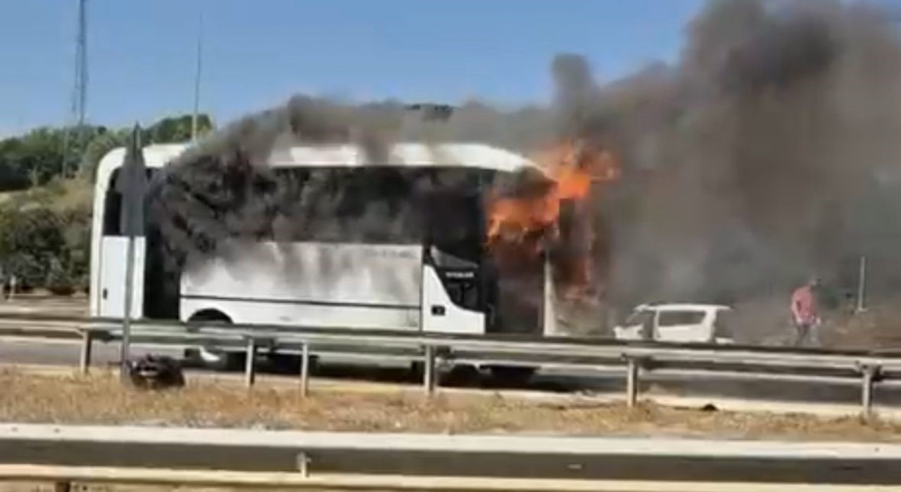 Boluda seyir halindeki midibüs alev alev yandı