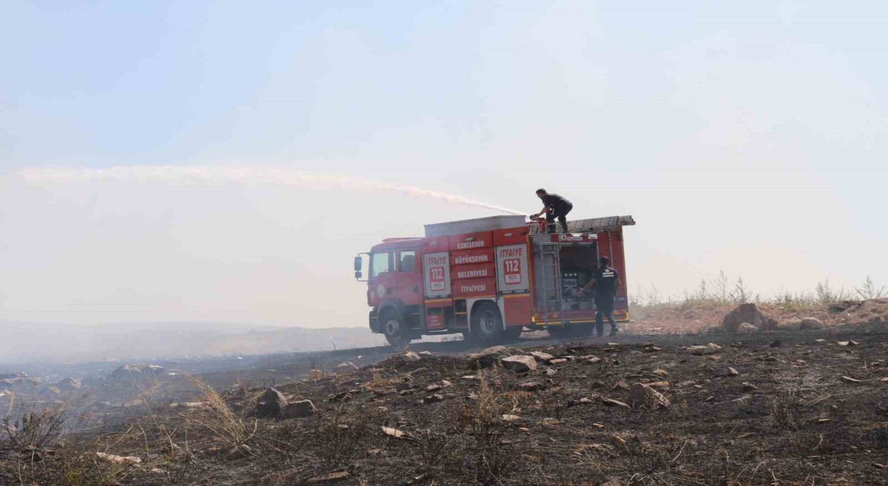 Boş arazide çıkan yangın yerleşim birimlerine sıçramadan söndürüldü
