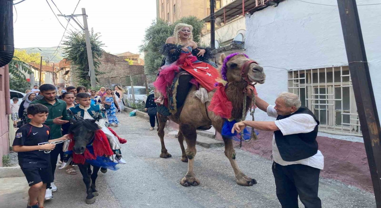 Böyle düğün görülmedi, anne deveye sünnet çocuğu Midilliye bindi