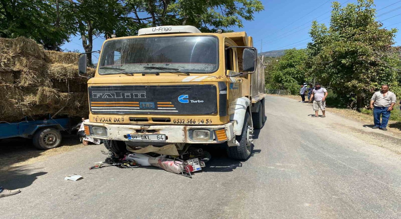 Bozdoğanda kamyon ve motosiklet çarpıştı: 1 yaralı