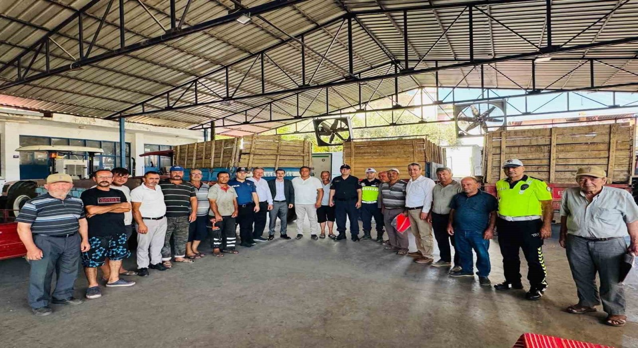 Bozdoğanda traktörlere reflektör dağıtımı