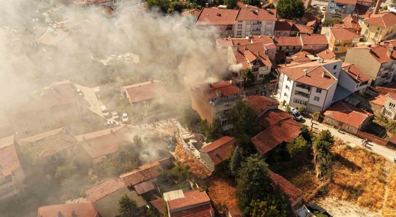 Bozüyükte müstakil evde çıkan yangın ekipler tarafından söndürüldü