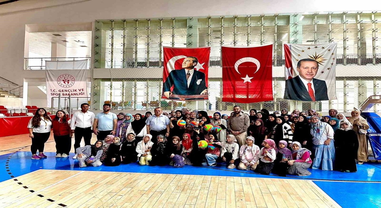 Bozüyükte öğrenciler voleybol finalinde ter döktü