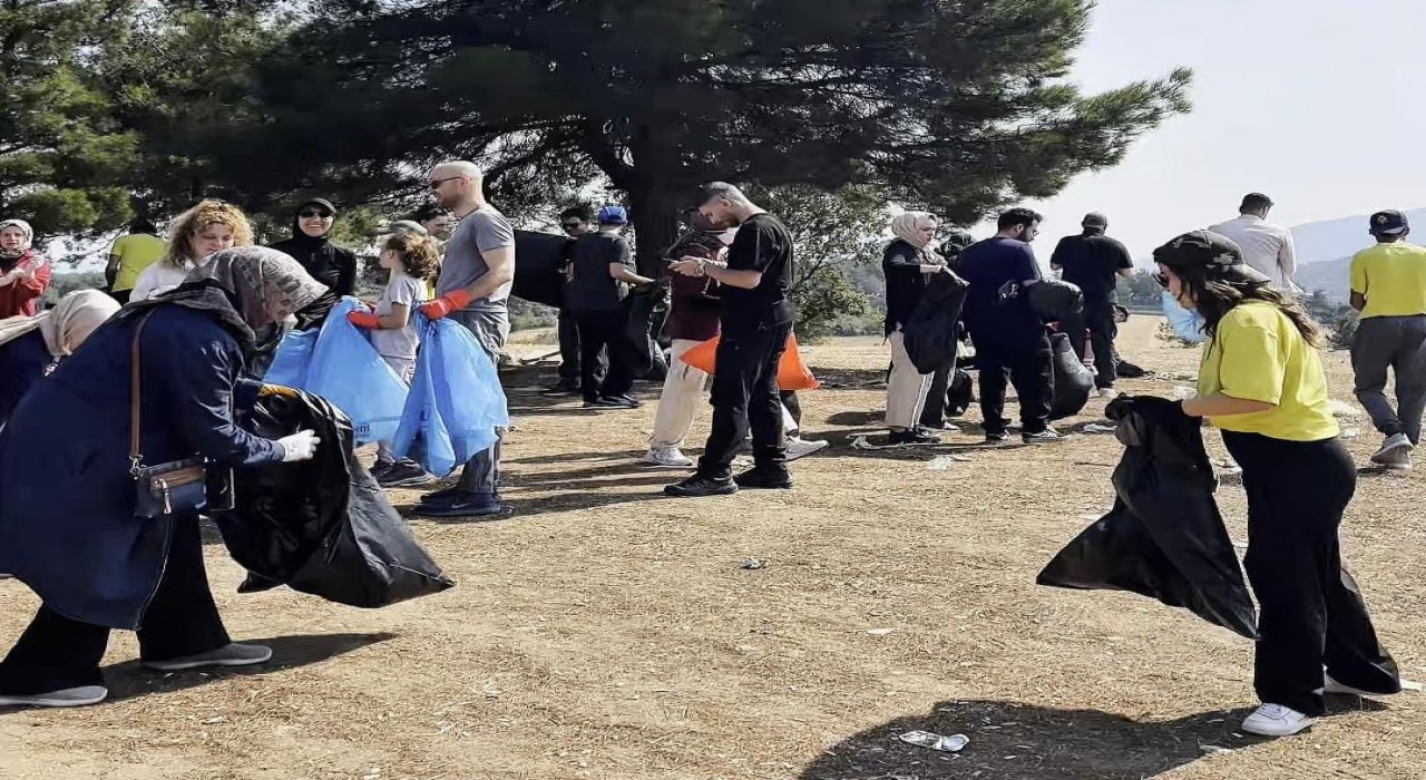 Bu kez yürüyüş değil, temizlik için bir araya geldiler