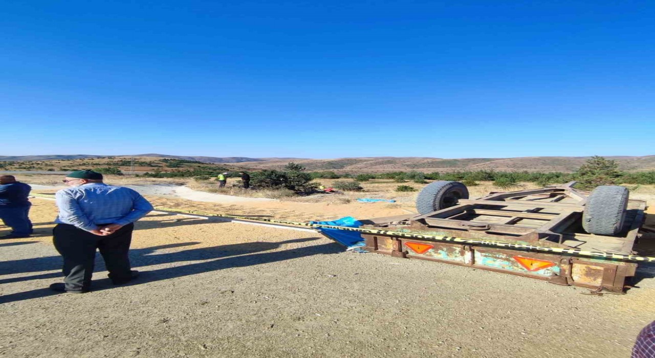 Buğday yüklü traktör devrildi, 2 kişi öldü