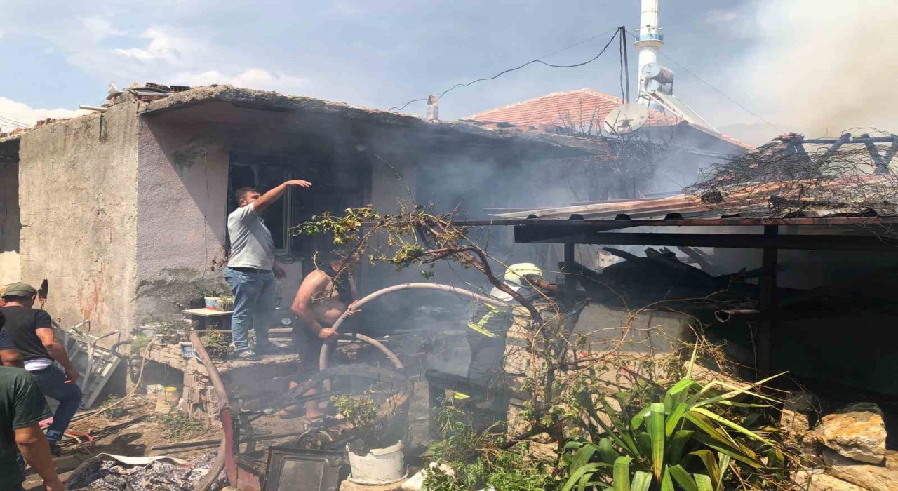 Burdurda ahırda çıkan yangın eve sıçradı: 6 kişi dumandan etkilendi