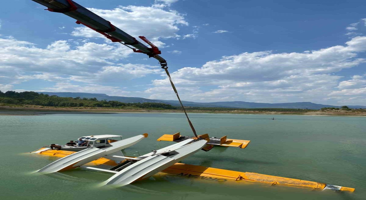 Burdurda kırıma uğrayan eğitim uçağı vinç yardımıyla çıkarıldı