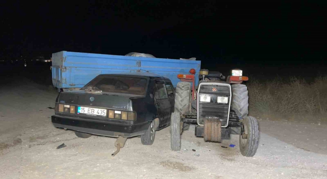 Burdurda otomobil ile traktör çarpıştı, 1i ağır 2 yaralı