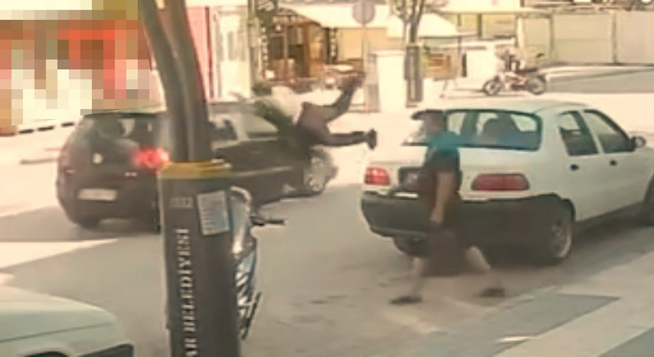 Burdurda otomobilin çarptığı genç metrelerce havaya savruldu