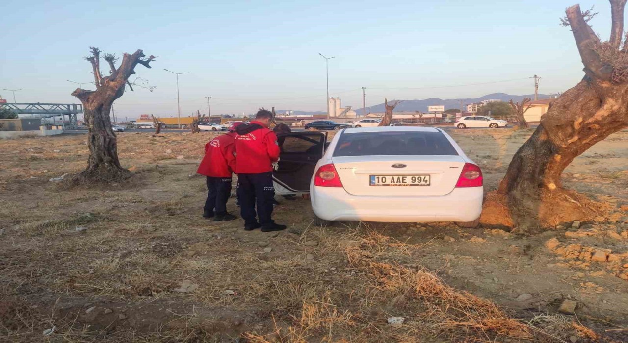 Burhaniyede kazada araçta sıkışan vatandaşı itfaiye kurtardı